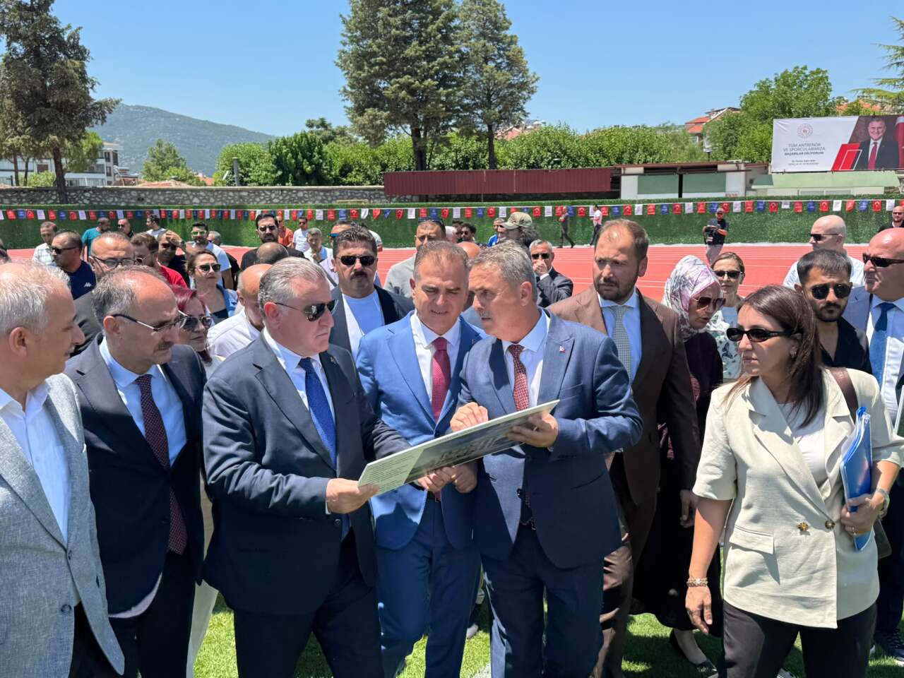 Muğla'da Bakan Osman Aşkın Bak'tan Gençlerle Futbol Keyfi: Atatürk Stadyumu'nda Gol Yağmuru 1